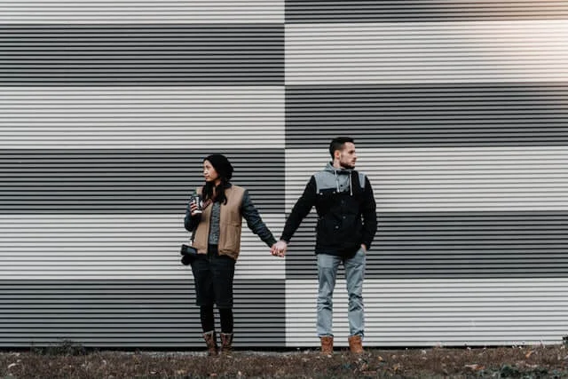 Casal em conversa sobre valorização no relacionamento